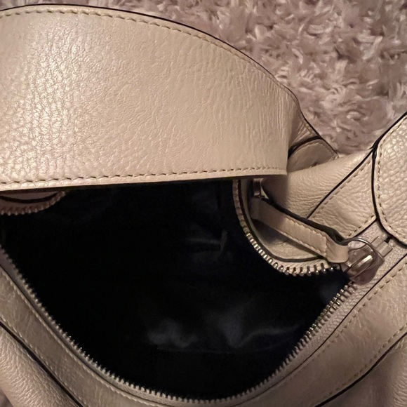 Coach Purse like brand new very immaculately clean - Picture 4 of 13